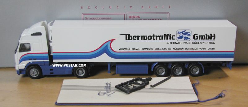 Thermotraffic GmbH Internationale Kühlspedition Versmold Bremen Hamburg Gelsenkirchen München Rotterdam Venlo Dover SCHMITZ FH16 Zertifikat Certificate Wir garantieren Ihnen von diesem originalgetreuen Modell Lkw weltweit nur 1.000 Exemplare aufgelegt zu haben. Herstellungsdatum ist Oktober 1996. Ihnen gehört der Nr. Wir wünschen Ihnen damit viel Freude Ihre We herewith guarantee that only models worldwide of this original miniature vehicle have been produced. Date of production is October You are now owner of the no. Much fun with this model Your Thermotraffic